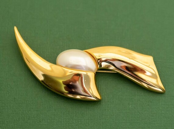 Vintage Victorian Gold Tone and Pearl Brooch K19 - image 2