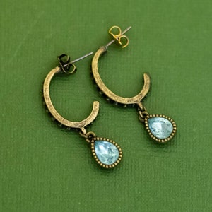 Aros con letra C en tono dorado y diseño vintage en forma de lágrima azul de Avon - K45
