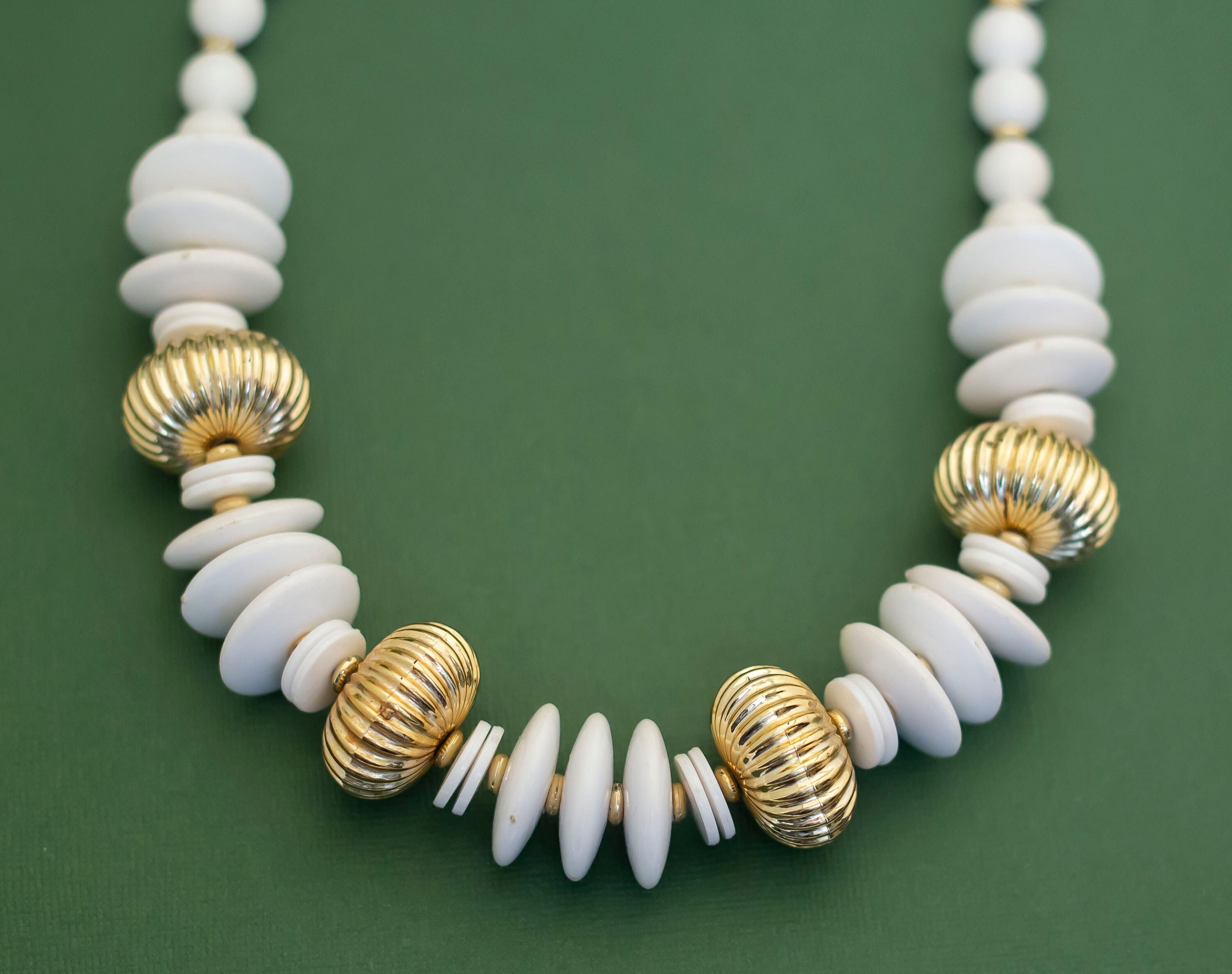 Collier Vintage Perles Plastique Blanc Et Doré - Longueur 58.5 Cm, Excellent état, Petit Prix