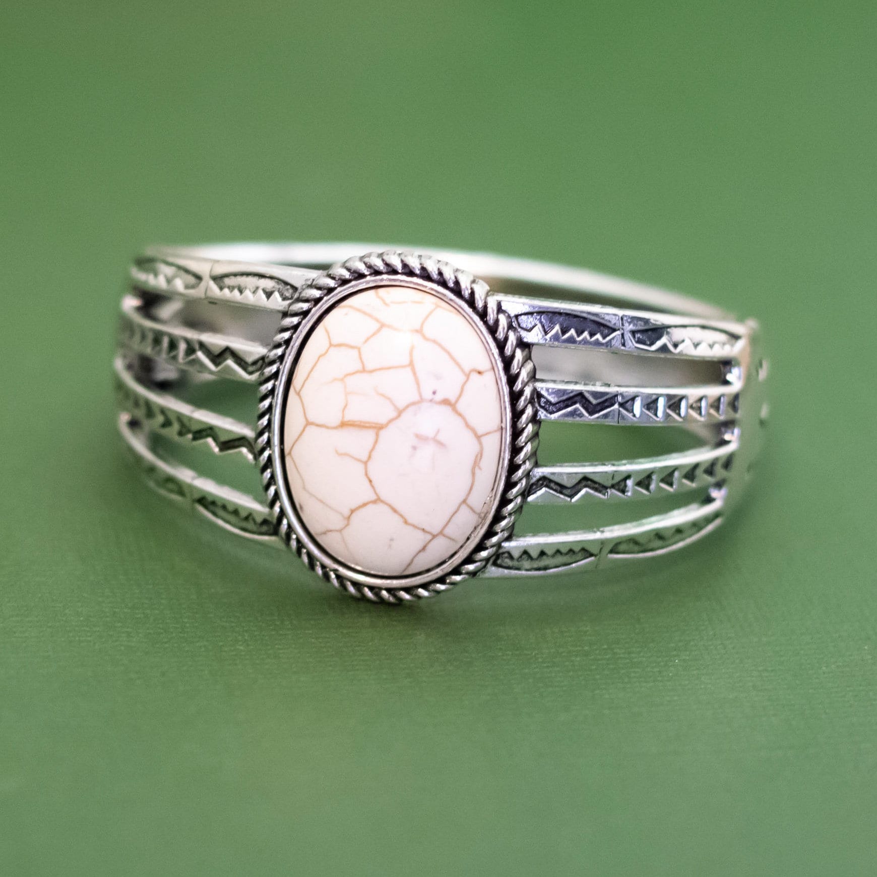 7 inch, Vintage Oval Patterned Faux Stone Center Bead Silver Tone Hinge Bangle - K44
