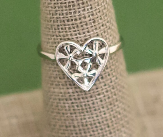 Vintage Victorian Silver Tone Heart Ring Size 6 b… - image 1