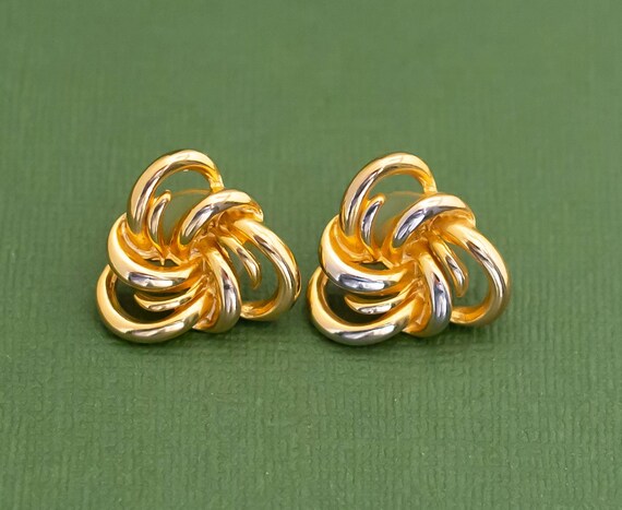 Vintage Gold Tone Flower Stud Earrings K22