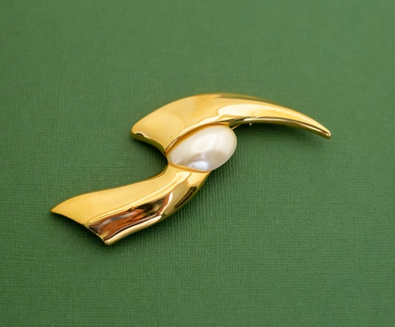 Vintage Victorian Gold Tone and Pearl Brooch K19 - image 1