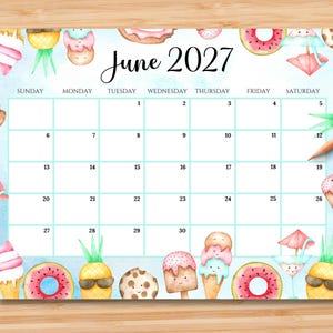 Pode incluir: Uma página de calendário de junho de 2027 com um fundo de aguarela azul claro decorado com ilustrações de ananases, donuts, cones de gelado e bebidas tropicais. A grelha apresenta os dias da semana e as datas em texto preto.