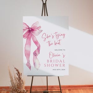 Elle fait le noeud de plaque de bienvenue pour la douche nuptiale, noeud rose, affiche de bienvenue pour la douche nuptiale, plaque de bienvenue pour la douche nuptiale, impression modifiable