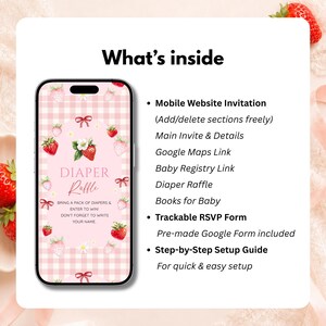 K&ouml;nnte beinhalten: Ein Smartphone zeigt eine digitale Einladung zur Windel-Tombola mit rosa Vichy-Karo-Hintergrund, Erdbeer-Illustrationen und roten Schleifen. Der Text lautet What's inside, Mobile Website Invitation, Main Invite, Google Maps, Registry, Diaper Raffle, Books for Baby, Trackable RSVP Form und Step-by-Step Setup Guide.