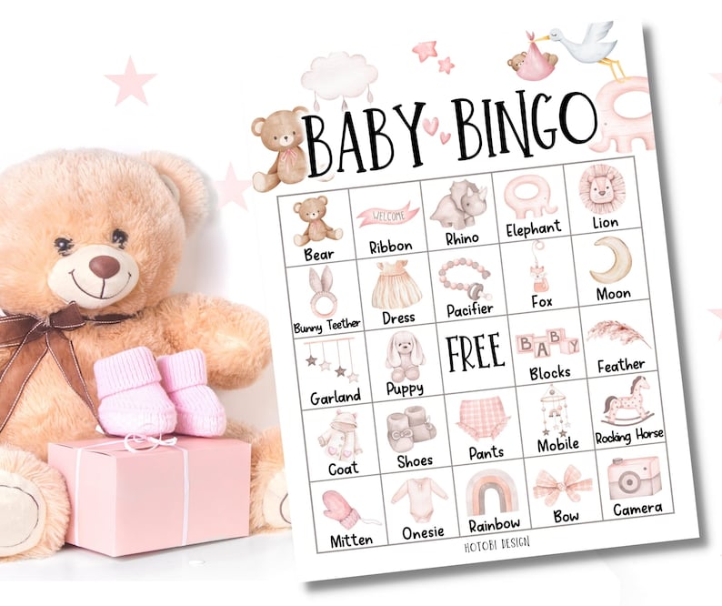 Puede incluir: Una tarjeta de bingo para beb&eacute; rosa y marr&oacute;n con im&aacute;genes de art&iacute;culos para beb&eacute;s como un chupete, un sonajero, un caballito de balanc&iacute;n, un lazo y una c&aacute;mara. La tarjeta tiene las palabras "BABY BINGO" en la parte superior.