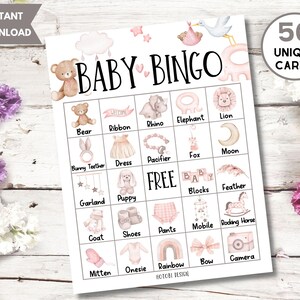 Puede incluir: Una tarjeta de bingo para beb&eacute; rosa y blanca con im&aacute;genes de un oso, una cinta, un rinoceronte, un elefante, un le&oacute;n, un mordedor de conejo, un vestido, un chupete, un zorro, una luna, una guirnalda, un cachorro, bloques, una pluma, una cabra, zapatos, pantalones, un m&oacute;vil, un caballito de balanc&iacute;n, un guante, un mameluco, un arco&iacute;ris, un lazo y una c&aacute;mara. La tarjeta dice "Baby Bingo" en la parte superior y "50 tarjetas &uacute;nicas" en la esquina superior derecha.