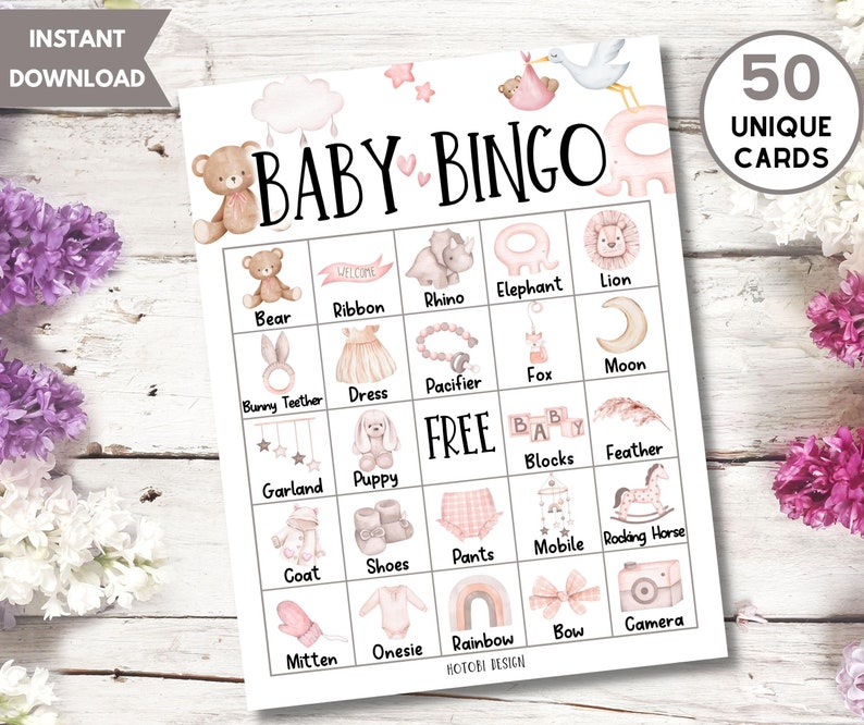 Puede incluir: Una tarjeta de bingo para beb&eacute; rosa y blanca con im&aacute;genes de un oso, una cinta, un rinoceronte, un elefante, un le&oacute;n, un mordedor de conejo, un vestido, un chupete, un zorro, una luna, una guirnalda, un cachorro, bloques, una pluma, una cabra, zapatos, pantalones, un m&oacute;vil, un caballito de balanc&iacute;n, un guante, un mameluco, un arco&iacute;ris, un lazo y una c&aacute;mara. La tarjeta dice "Baby Bingo" en la parte superior y "50 tarjetas &uacute;nicas" en la esquina superior derecha.