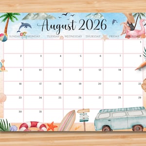 Può includere: Un calendario di agosto 2026 in stile acquerello con tema spiaggia. Il calendario presenta illustrazioni di una palma, delfini, un galleggiante fenicottero e un furgone vintage. I giorni della settimana sono elencati in alto.