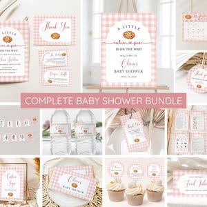 Pode incluir: Um pacote de imprimíveis para chá de bebê em gingham rosa e branco com tema de torta. O pacote inclui convites, cartões de agradecimento, etiquetas para alimentos, etiquetas para garrafas de água, toppers para cupcakes e uma placa de boas-vindas. O texto na placa diz "Um pequeno bolo está a caminho! Bem-vinda ao chá de bebê da Olivia em 15 de abril de 2024".