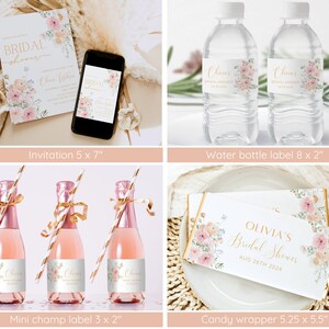 Op de afbeelding: Een set bedrukbare bruidsdouche-decoraties met een bloemenontwerp met roze en perzikkleurige bloemen. De set bevat een uitnodiging, etiketten voor waterflessen, etiketten voor mini-champagneflessen en snoepverpakkingen. De tekst op de uitnodiging luidt "Olivia's Bridal Shower Aug 26th 2024".