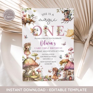 Puede incluir: Una invitación imprimible para una fiesta de primer cumpleaños con temática de hadas. La invitación presenta un esquema de color rosa y morado con una ilustración caprichosa de hadas, hongos y flores. El texto de la invitación dice "She is a magic one" y "Olivia's Fairy First Birthday".