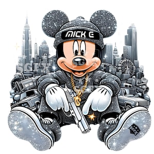 Puede incluir: Una ilustraci&oacute;n de dibujos animados de Mickey Mouse con un gorro negro y blanco con la palabra "NICK E" en &eacute;l, una cadena de oro y un atuendo negro y blanco. Est&aacute; sosteniendo una pistola plateada y sentado frente a un horizonte de ciudad.