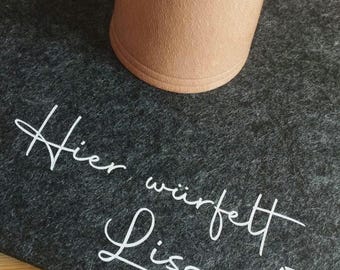 Personalisierte Würfelmatte mit Namen – Filz Unterlage für Würfelspiele & Co. | Geschenkidee Spieleabend | Geräuschdämpfend