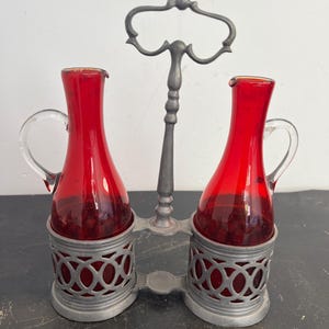 Vintage Franse cranberrykleurige glazen olie- en azijnflesjesset met tinnen standaard, robijnrode glazen specerijenflesjes, rustieke tafeldecoratie
