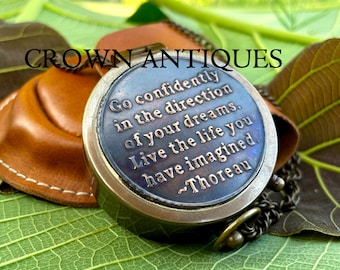 Brújula de latón personalizada con estuche de cuero y calendario de 100 años grabado.