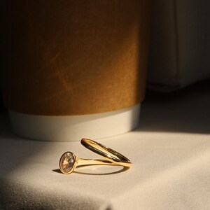 Anillo Clementina de oro / Anillo con piedra flotante / Anillo minimalista moderno de Sachelle Collective