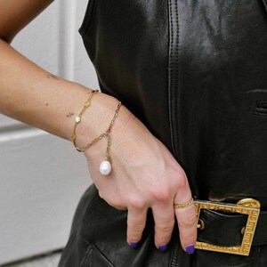 Jen Pearl Bracelet / Figaro Chain Bracelet / Minimalist Single Pearl Bracelet by Sachelle Collective