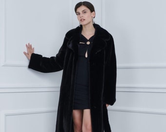 Cappotto di visone nero con cintura di pelliccia realizzato in pelliccia 100% vera