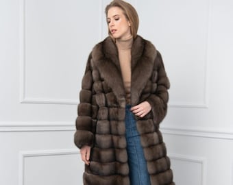 Manteau en fourrure de martre platine avec large col châle 100 % fourrure véritable. Zobel