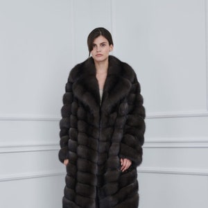 Sable Lutezia Coat With Rever Collar Front. A sable coat made of genuine fur. It is made of the best leathers on the market. It has side pockets and has a regular fit. Top quality sable