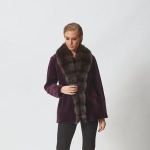 Dunkellila kurze Jacke aus geschorenem Nerz mit Zobelkragen