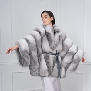 Grau und Fuchs Pelz Cape mit Gürtel