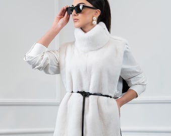 Wit nertshemd met ritssluiting op de schouder