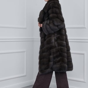 Sable Lutezia Coat With Rever Collar Side. A sable jacket made of genuine fur. It is made of the best leathers on the market. It has side pockets and has a regular fit. Top quality sable