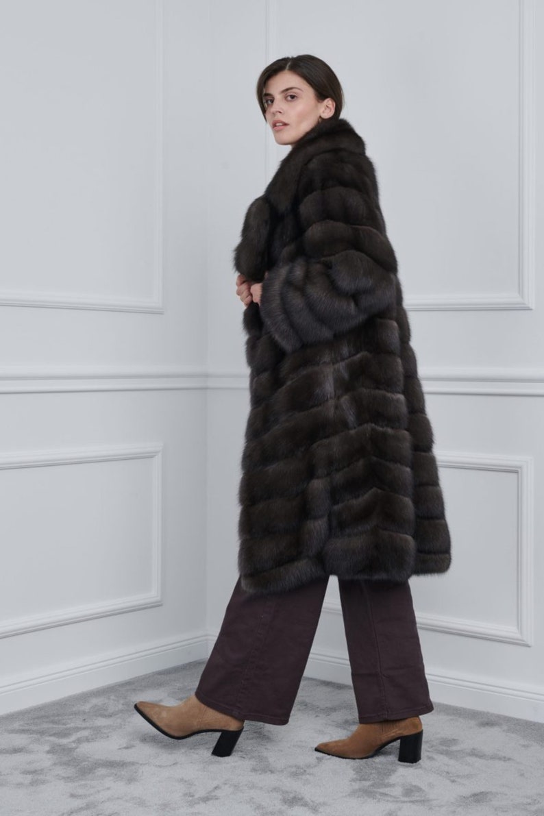 Sable Lutezia Coat With Rever Collar Side. A sable jacket made of genuine fur. It is made of the best leathers on the market. It has side pockets and has a regular fit. Top quality sable