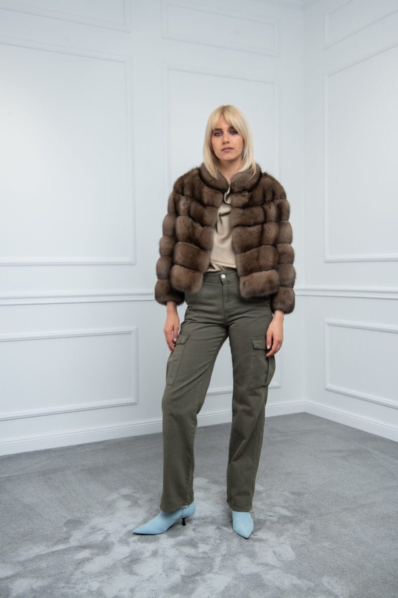 Lavander Sable Fur Cropped Jacket Front. A genuine sable fur coat with side pockets. It has a regular fit and is produced in Greece