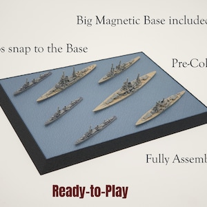 Può includere: Un set di sette navi da guerra in miniatura grigie disposte su una base magnetica rettangolare blu con bordo nero. Il testo sull'immagine recita: Big Magnetic Base included, Ships snap to the Base, Pre-Colored, Fully Assembled, Ready-to-Play.
