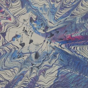 K&ouml;nnte beinhalten: Abstraktes Gem&auml;lde mit wirbelnden blauen, violetten und schwarzen Farben auf wei&szlig;em Hintergrund. Die Farbe erzeugt ein dynamisches und energiegeladenes Muster.