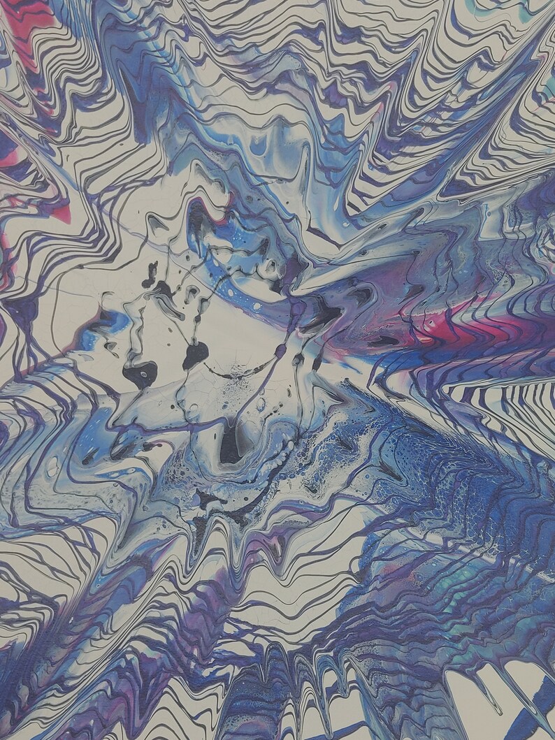 K&ouml;nnte beinhalten: Abstraktes Gem&auml;lde mit wirbelnden blauen, violetten und schwarzen Farben auf wei&szlig;em Hintergrund. Die Farbe erzeugt ein dynamisches und energiegeladenes Muster.
