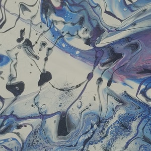 K&ouml;nnte beinhalten: Abstraktes Gem&auml;lde mit wirbelnden blauen, wei&szlig;en und schwarzen Farben. Die Farbe erzeugt einen Marmoreffekt mit einer Vielzahl von Formen und Texturen.