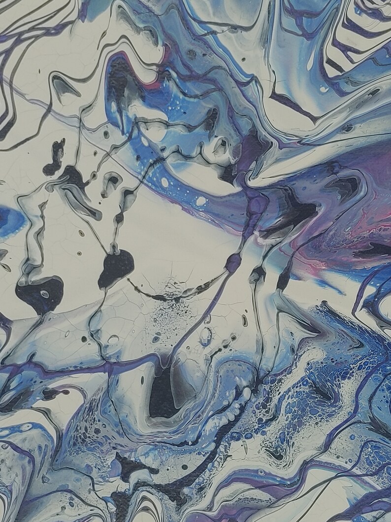 K&ouml;nnte beinhalten: Abstraktes Gem&auml;lde mit wirbelnden blauen, wei&szlig;en und schwarzen Farben. Die Farbe erzeugt einen Marmoreffekt mit einer Vielzahl von Formen und Texturen.