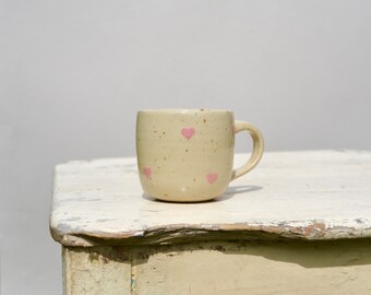 Taza de espresso con corazones