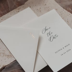 Save the Date Karte mit Umschlag und Initialien Gold
