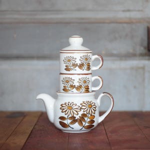 Vintage theepot, kleine theepot van steengoed met 2 kopjes, servies, verzamelobject, theepot, retro, jaren 70