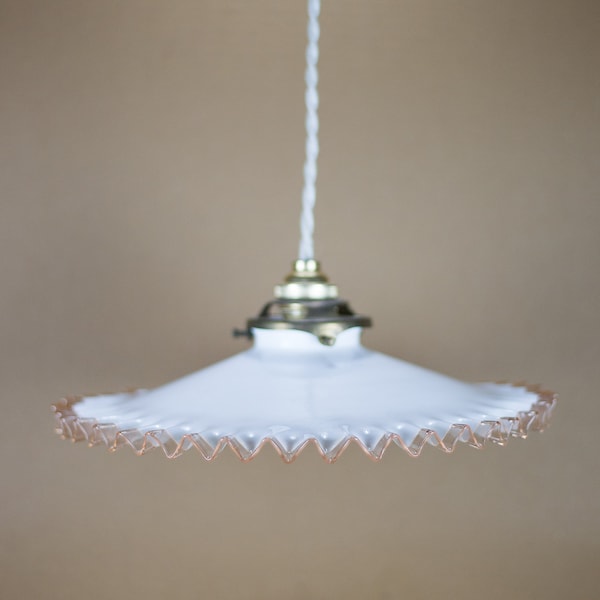 Abat-jour opaline collerette, suspension vintage opaline dentellé rebord rose, lampe de plafond, ceiling lamp