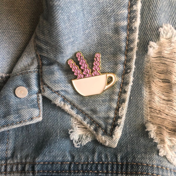 Lavendel Latte Emaille Pin - Blumen Pastell Ästhetische niedliche vergoldete Teetasse