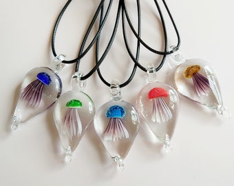 Pendente a forma di medusa in vetro lavorato a lume: collana colorata, cordino in cera da 24"