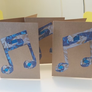 Carte de musique. Carte de voeux vierge pliée de 5 × 7 pouces avec iris. Conception de notes de musique, article fini, coupé à la main et plié. Options de couleurs
