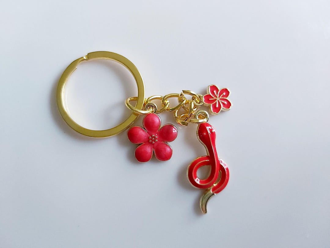 赤い蛇のキーホルダー。花の蛇のコイルチャームキーチェーン。ゴールド