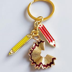 Porte-clés crayon. Porte-clés de papeterie rouge et jaune avec rasage au crayon. Cadeau auteur écrivain, cadeau de rentrée. Charms en émail doré