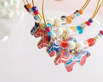 Set of 6 Dala horse wine glass charms. Red and blue themed Dalarna hästar beaded wine glass charms in gold tone. Swedish traditional horses.