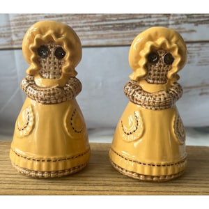 VTG 70&#39;s Sittre Ceramic Burlap Dolls Salt and Pepper Shakers Yellow/Brown Button Eyes