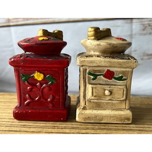 Moedor de café VTG Japão Saleiro e pimenteiro vermelho e branco com acabamento dourado