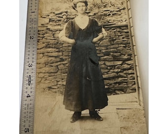 Ancien RPPC - Femme édouardienne à l'extérieur - Mains sur les hanches